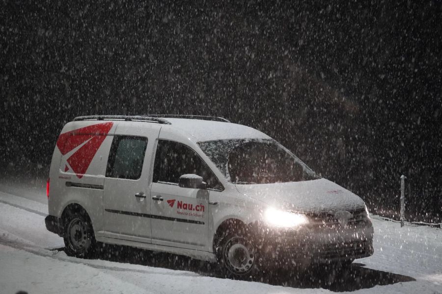 Das Auto des Nau.ch-Reporters Nico Leuthold wird regelrecht zugeschneit.