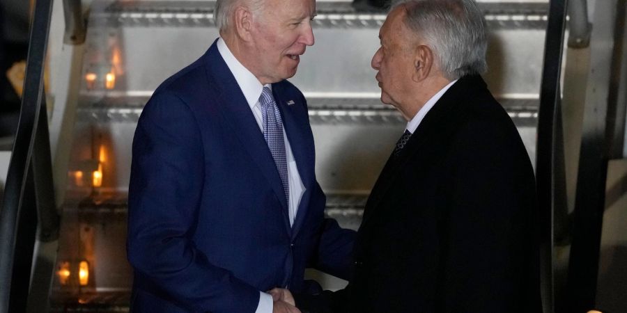 Mexikos Präsident Andres Manuel Lopez Obrador (l) empfängt seinen amerikanischen Amtskollegen Joe Biden am Flughafen von Zumpango.