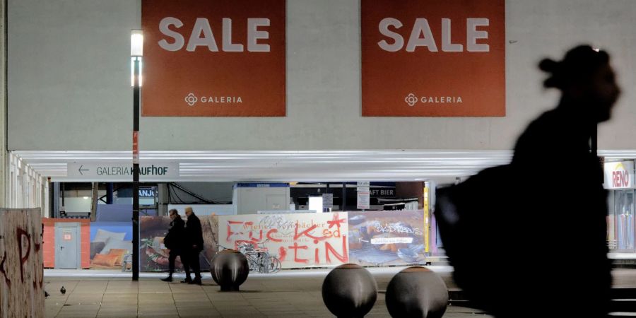 Der Warenhauskette Galeria Karstadt Kaufhof stehen harte Einschnitte und Filialschliessungen bevor.