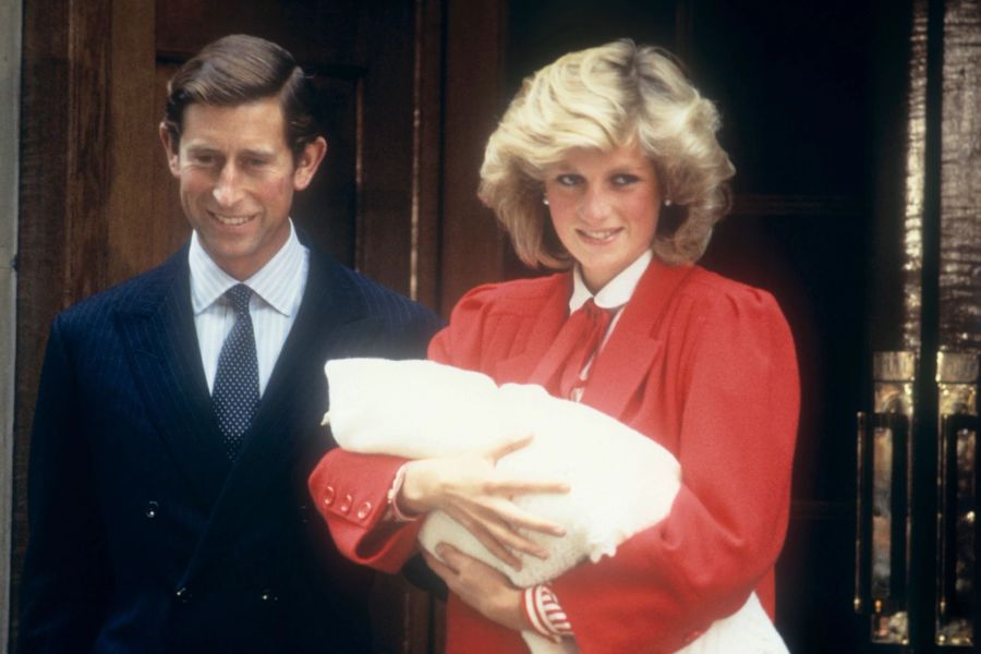 Prinzessin Diana hält am 16. September 1984 ihren neugeborenen Sohn Prinz Harry auf den Armen, als sie mit ihrem damaligen Mann Prinz Charles das Krankenhaus verlässt.