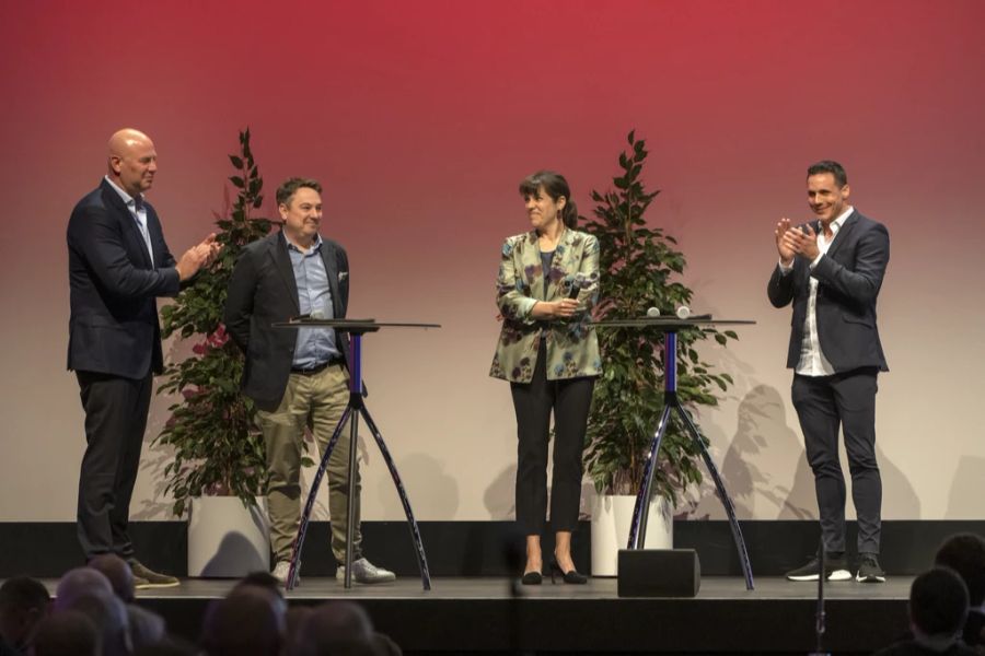 Die Verwaltungsräte der FC Basel Holding AG an der ordentlichen Mitgliederversammlung des Vereins im Mai 2022: Dan Holzmann, Andreas Rey, Ursula Rey-Krayer und David Degen. (v. l. n. r.)