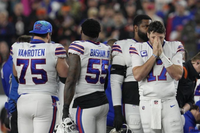 Am Boden zerstört: Nach der schweren Verletzung von Damar Hamlin sind Spieler der NFL am Boden zerstört. NFL