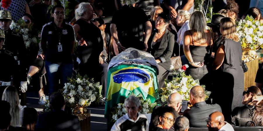 Menschen erweisen dem verstorbenen brasilianischen Fussballstar Pele im Stadion Vila Belmiro die letzte Ehre.