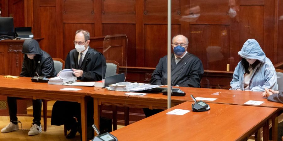 Die angeklagte junge Frau (r.): Sie soll während der Tat ihre jüngeren Geschwister davon abgehalten haben, einzuschreiten.