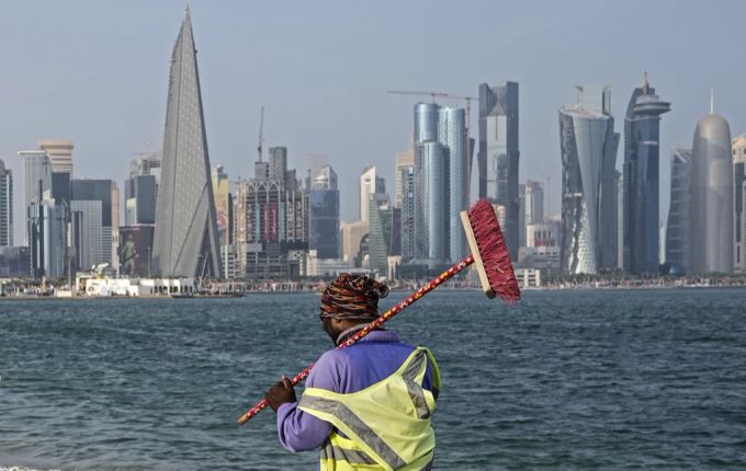 Ein Arbeiter vor der Skyline von Doha. WM 2022