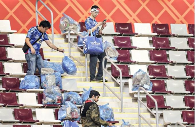 Die Japan-Fans sorgen an der WM 2022 für Ordnung. WM 2022