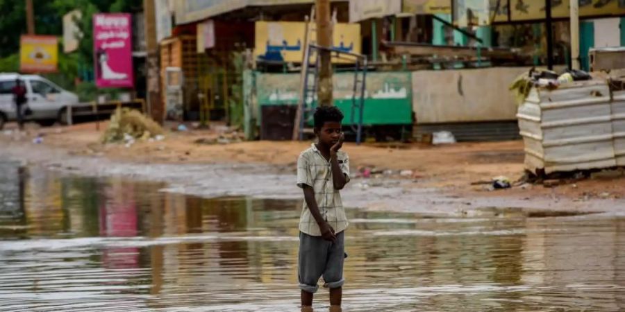 Überflutete Strasse in Khartum. Der Klimawandel verschärft auch die Hungerkrise in Afrika. Foto: Ahmed Mostafa El Sheikh/dpa