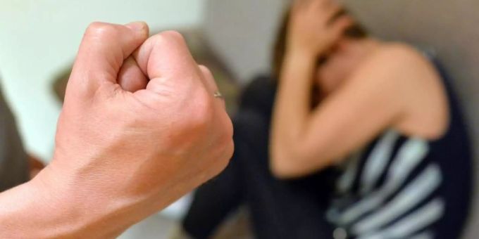 Die Zahl der angezeigten Gewalttaten unter Paaren und Ex-Partnern ist 2020 noch stärker gestiegen als in den Jahren zuvor. In den meisten Fällen sind Frauen die Opfer. Foto: Maurizio Gambarini/dpa Die Zahl der angezeigten Gewalttaten unter Paaren und Ex-Partnern ist 2020 noch stärker gestiegen als in den Jahren zuvor. In den meisten Fällen sind Frauen die Opfer. Foto: Maurizio Gambarini/dpa