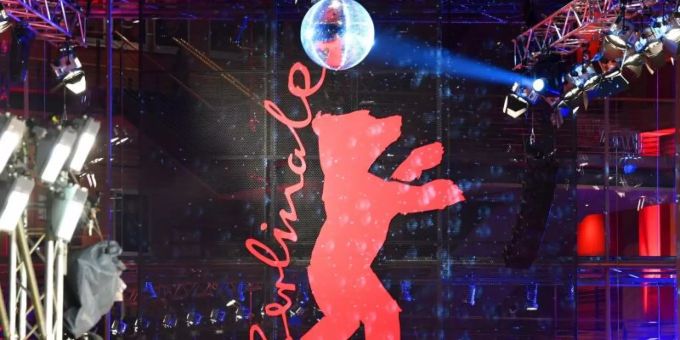 Das Symbol der Berlinale, der Bär, aufgenommen am Berlinale Palast bei den 67. Internationalen Filmfestspielen. Foto: Jens Kalaene/dpa-Zentralbild/dpa berlinale