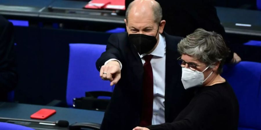Hasselmann mit Scholz im Bundestag
