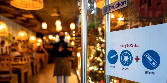 Ein Schild an der Tür eines Restaurants weist auf die 2G-Plus-Regel hin. Für viele Bereiche des öffentlichen Lebens ist mit der Einführung der 2G-plus-Regel seit dem 01.12.2021 zusätzlich ein negativer Test notwendig. Foto: Sina Schuldt/dpa Ein Schild an der Tür eines Restaurants weist auf die 2G-Plus-Regel hin. Für viele Bereiche des öffentlichen Lebens ist mit der Einführung der 2G-plus-Regel seit dem 01.12.2021 zusätzlich ein negativer Test notwendig. Foto: Sina Schuldt/dpa