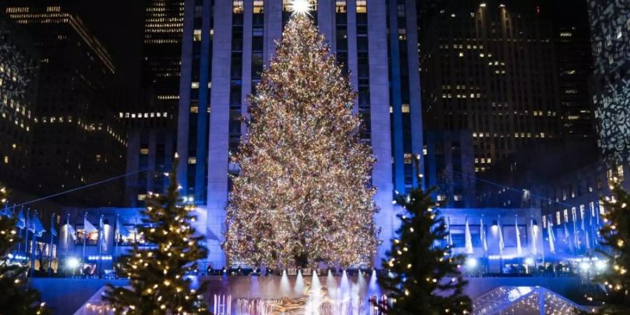 Im Rockefeller Center leuchtet der Weihnachtsbaum. Foto: John Minchillo/AP/dpa