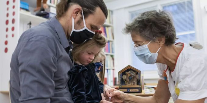 Piks bei Kindern - Risiken und Nutzen einer Corona-Impfung abwägen