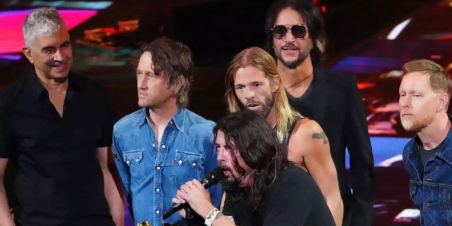 Pat Smear (l-r), Chris Shiflett, Dave Grohl, Taylor Hawkins, Rami Jaffee und Nate Mendel von den Foo Fighters bei den MTV Video Music Awards. Foto: Charles Sykes/Invision via AP/dpa