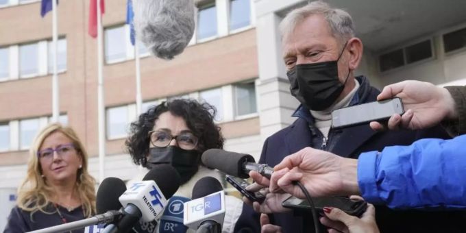 Raffaele Nedrotti (r) und seine Frau Nadia, die Eltern der Frau, die bei einer Bootskollision auf dem Gardasee ums Leben kam, vor dem Gericht von Brescia. Gardasee