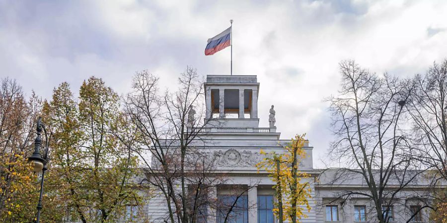 Eine russische Fahne weht auf der russischen Botschaft in Berlin. Foto: Kay Nietfeld/dpa