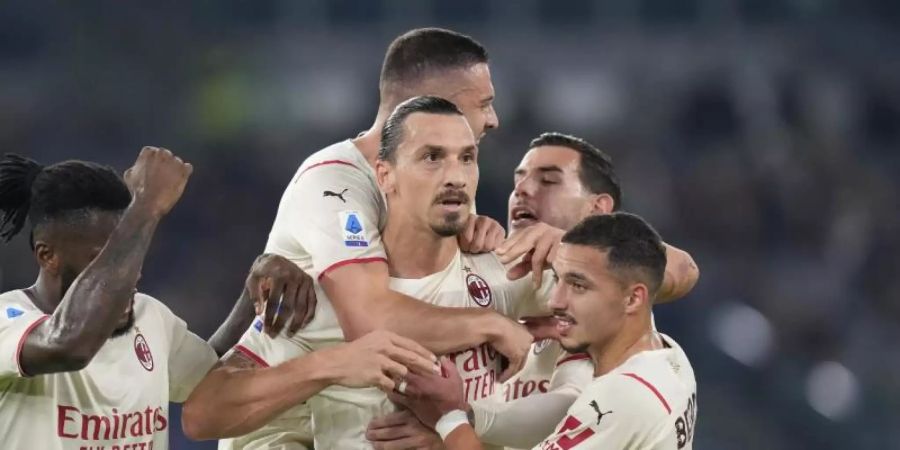 Zlatan Ibrahimovic (M) traf zur Mailänder Führung in Rom. Foto: Gregorio Borgia/AP/dpa