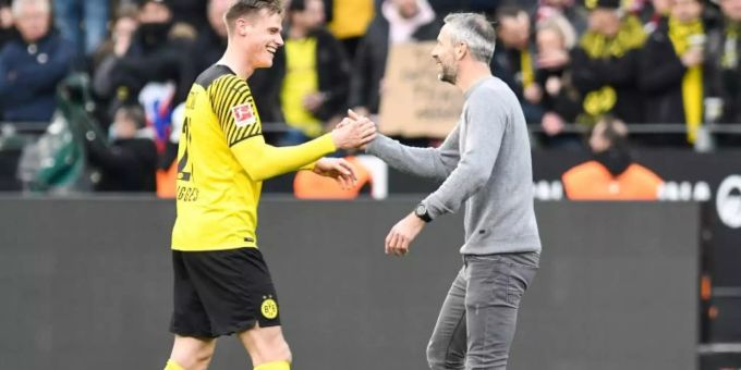 Extralob vom Coach: BVB-Trainer Marco Rose beglückwünscht Steffen Tigges. Foto: Bernd Thissen/dpa Extralob vom Coach: BVB-Trainer Marco Rose beglückwünscht Steffen Tigges. Foto: Bernd Thissen/dpa