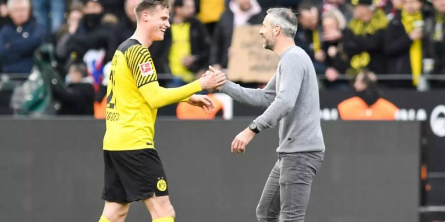 Extralob vom Coach: BVB-Trainer Marco Rose beglückwünscht Steffen Tigges. Foto: Bernd Thissen/dpa