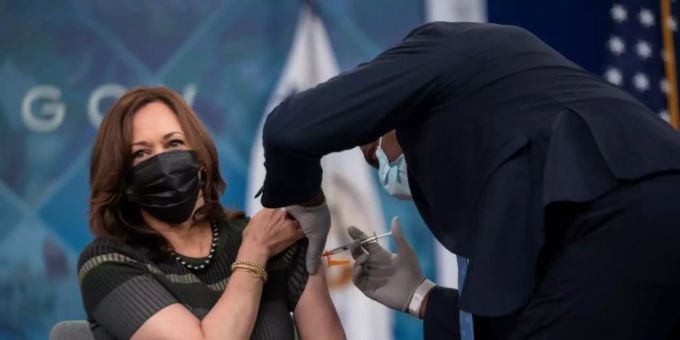 Harris erhält ihre dritte Impfdosis Harris erhält ihre dritte Impfdosis