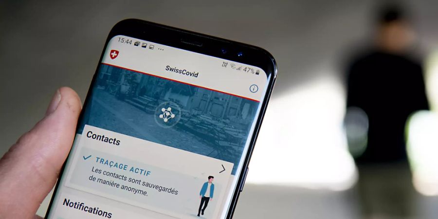 Die Swiss-Covid-App, mit der nach einer Ansteckung Kontaktpersonen informiert werden können, geniesst mehr Vertrauen als noch vor einem Jahr. Das zeigt eine Umfrage. (Archivbild)