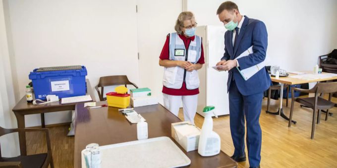 Der Aargauer Regierungsrat Jean-Pierre Gallati, rechts, und Brigitte Wyss, links, vom Mobilen Impfteam im Seniorenzentrum Wasserflue in Küttigen am 18. März 2021. Jean-Pierre Gallati