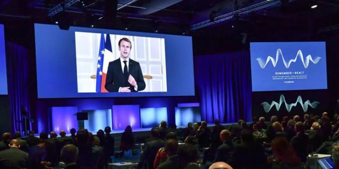 Emmanuel Macron spricht per Videolink während des Internationalen Forum zur Erinnerung an den Holocaust und zur Bekämpfung des Antisemitismus. studie