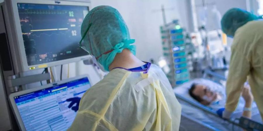 Krankenschwestern und Pflegekräfte arbeiten im besonders geschützten Teil der Intensivstation des Universitätsklinikums Greifswald. Foto: Jens Büttner/dpa-Zentralbild/dpa