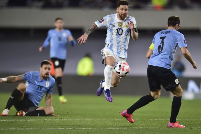 Messi erzielte den ersten Treffer gegen Uruguay. kolumbien argentinien
