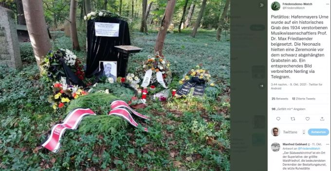 Die Neonazis deckten während der Beerdigung den Grabstein des jüdischen Musik-Wissenschaftlers Max Friedlaender mit einem schwarzen Tuch ab. Neonazis Max Friedlaender