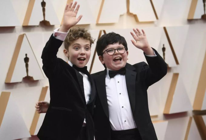 Archie Yates (r.) nimmt mit Schauspielkollege Roman Griffin Davis an den Oscars am 9. Februar 2020 teil. Kevin Allein zu Haus