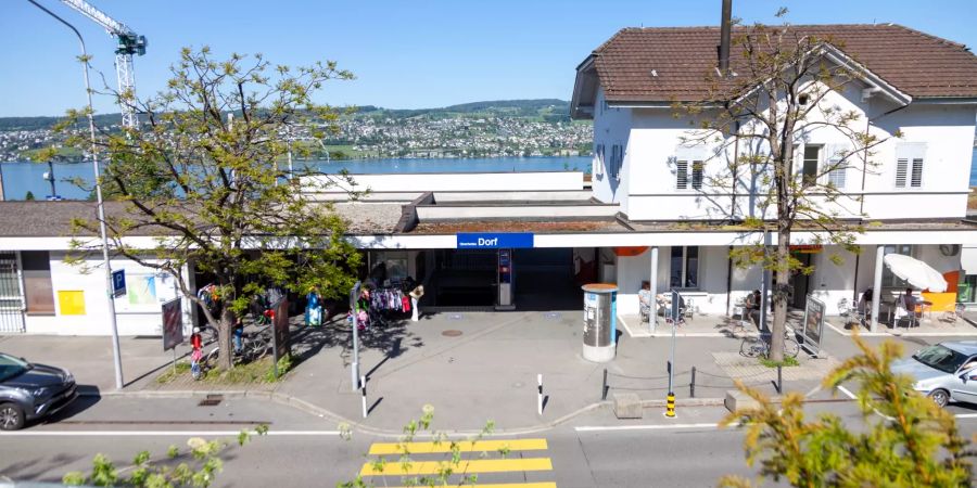 Fussgängerübergang vom Bahnhof Oberrieden.