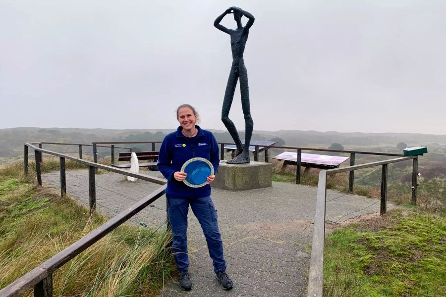 Frau vor Skulptur Bronze Dünenlandschaft Nebel