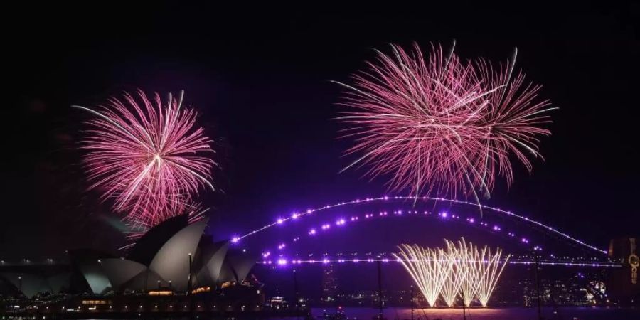 ... und so sieht es aus während der Silvesterfeierlichkeiten: Das Feuerwerk  im australischen Sydney.