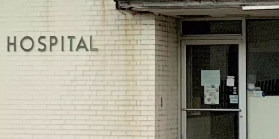 Ein Obdachloser liegt an einer Tür zum Tierhospital in Charleston. Foto: Can Merey/dpa