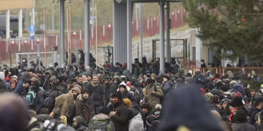 Eine grosse Anzahl von Migranten haben sich am Kontrollpunkt Kuznica an der belarussisch-polnischen Grenze versammelt. Foto: Oksana Manchuk/BelTA/AP/dpa