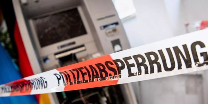 Allein in Monat Mai sind in der Schweiz mindestens sechs Bankomaten gesprengt worden. (Archivbild). Foto: Matthias Balk/dpa Bankomaten