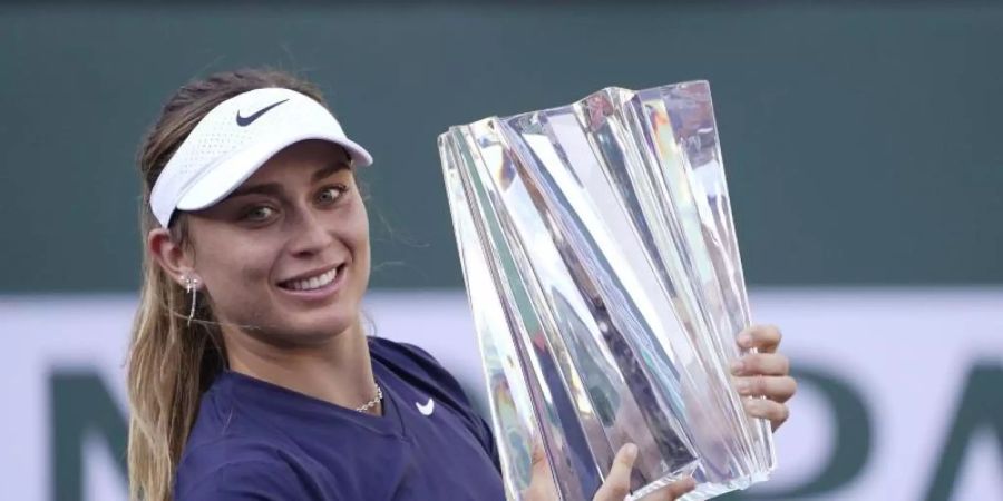 Die Spanierin Paula Badosa hält ihren Pokal hoch, nachdem sie Victoria Azarenka besiegt hat. Foto: Mark J. Terrill/AP/dpa