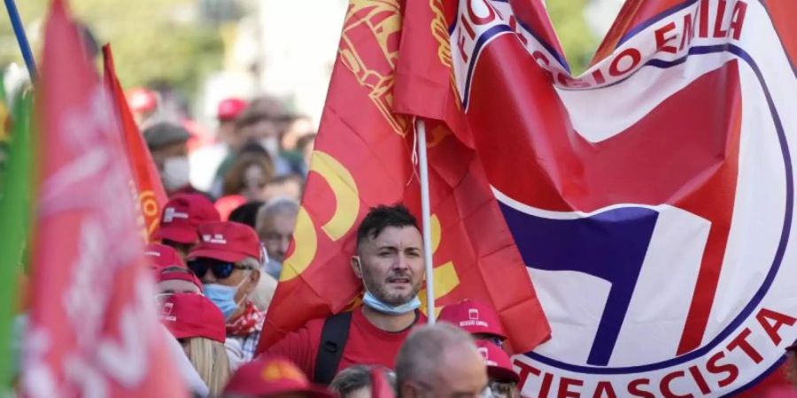 Italiens Gewerkschaften haben die antifaschistische Demonstration als Reaktion auf einen rechtsextremen Angriff organisiert. Foto: Andrew Medichini/AP/dpa