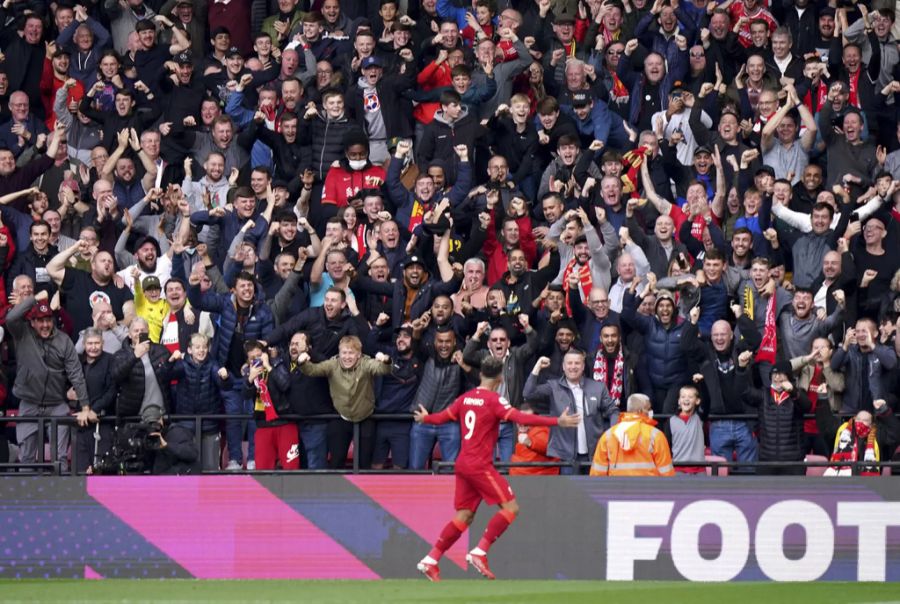 Doppel-Torschütze Roberto Firmino lässt sich feiern.