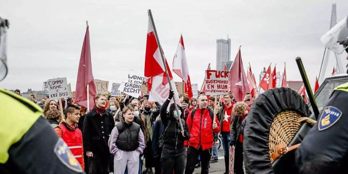 Die Organisatoren schätzten die Zahl der Teilnehmer an der Demonstration unter dem Motto «Häuser für Menschen, nicht für Gewinn» demnach auf rund 8000. Foto: Bas Czerwinski/ANP/dpa Die Organisatoren schätzten die Zahl der Teilnehmer an der Demonstration unter dem Motto «Häuser für Menschen, nicht für Gewinn» demnach auf rund 8000. Foto: Bas Czerwinski/ANP/dpa