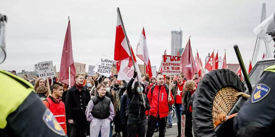 Die Organisatoren schätzten die Zahl der Teilnehmer an der Demonstration unter dem Motto «Häuser für Menschen, nicht für Gewinn» demnach auf rund 8000. Foto: Bas Czerwinski/ANP/dpa