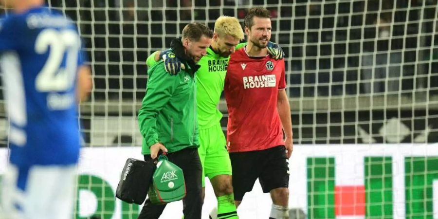 Fällt nach seiner Verletzung gegen Schalke länger aus: 96-Keeper Ron-Robert Zieler (M). Foto: Julian Stratenschulte/dpa