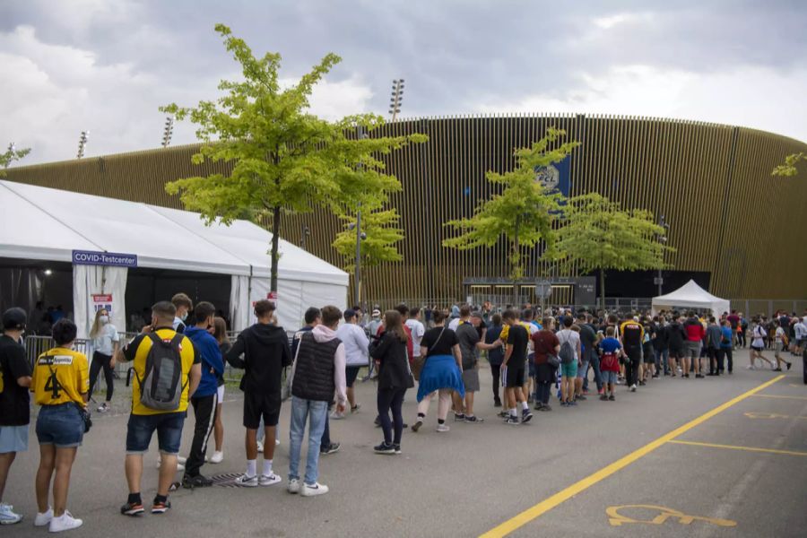 Auch vor dem Fussballspiel braucht es den Test aufs Coronavirus.