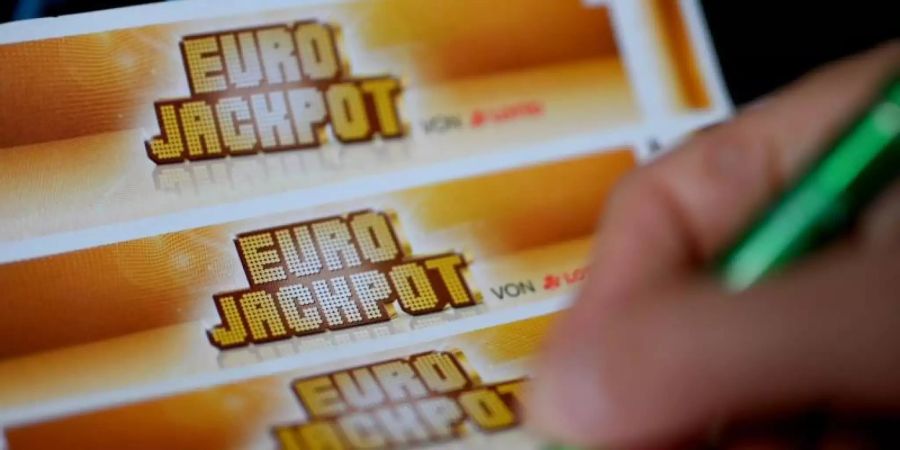 Der Eurojackpot in Höhe von rund 33 Millionen Euro ging diesmal nach Niedersachsen. Foto: Monika Skolimowska/dpa-Zentralbild/dpa