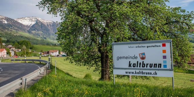 Ortseinfahrtstafel in Kaltbrunn im Kanton St. Gallen. Ortseinfahrtstafel in Kaltbrunn im Kanton St. Gallen.