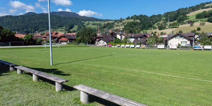 Sportanlage Schmiedmatte Süd in Wattenwil mit Fussballfeld und QR-Registrierung. Sportanlage Schmiedmatte Süd in Wattenwil mit Fussballfeld und QR-Registrierung.