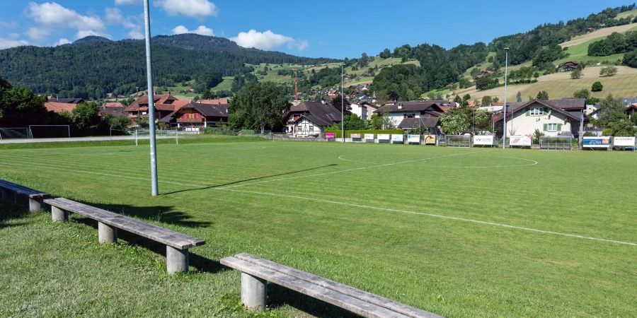 Sportanlage Schmiedmatte Süd in Wattenwil mit Fussballfeld und QR-Registrierung.