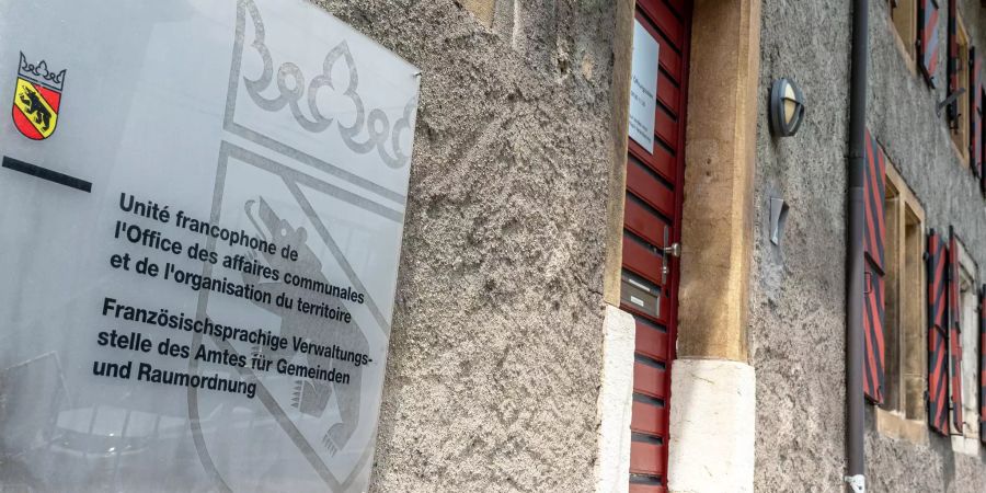 Französische Verwaltungsstelle des Amtes für Gemeinden und Raumordnung beim Schloss Nidau.