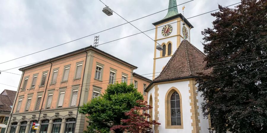 Die Stadtverwaltung und die ev.-ref. Kirche in Nidau.